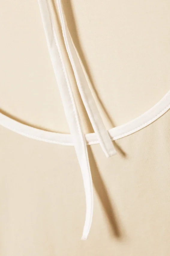 Slim Short-Sleeved Open-Back Top – Beige – White Binding Slim Short-Sleeved Open-Back Top – Beige – White Binding