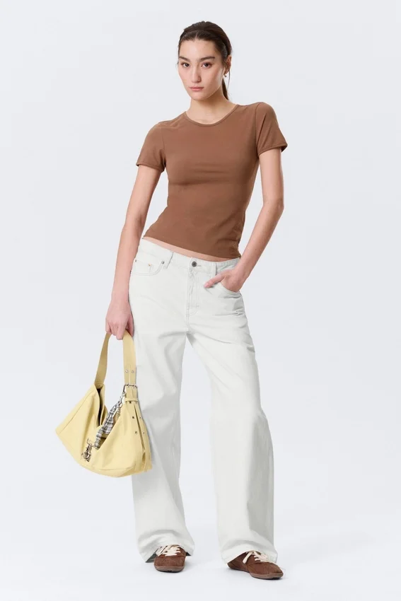 Slim Short-Sleeved Open-Back Top – Brown Slim Short-Sleeved Open-Back Top – Brown