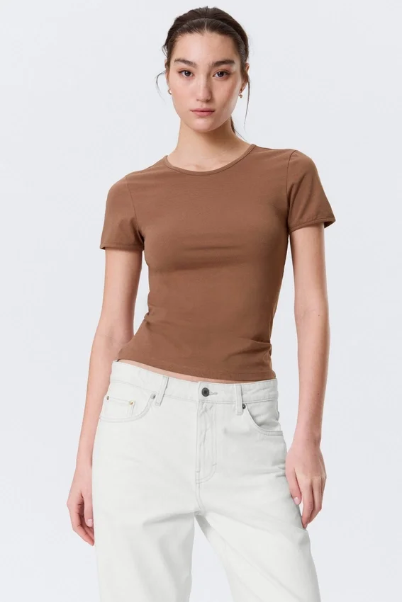 Slim Short-Sleeved Open-Back Top – Brown Slim Short-Sleeved Open-Back Top – Brown