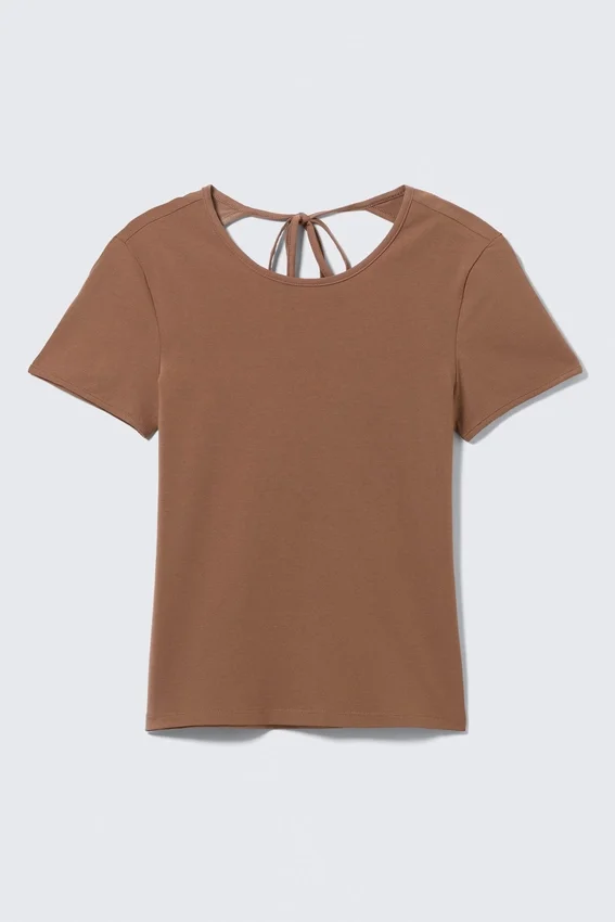 Slim Short-Sleeved Open-Back Top – Brown Slim Short-Sleeved Open-Back Top – Brown