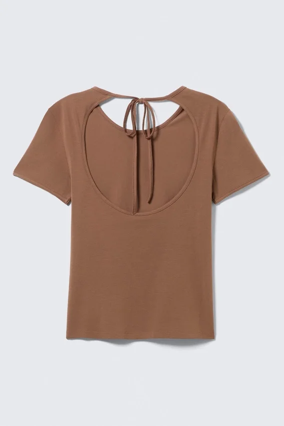 Slim Short-Sleeved Open-Back Top – Brown Slim Short-Sleeved Open-Back Top – Brown