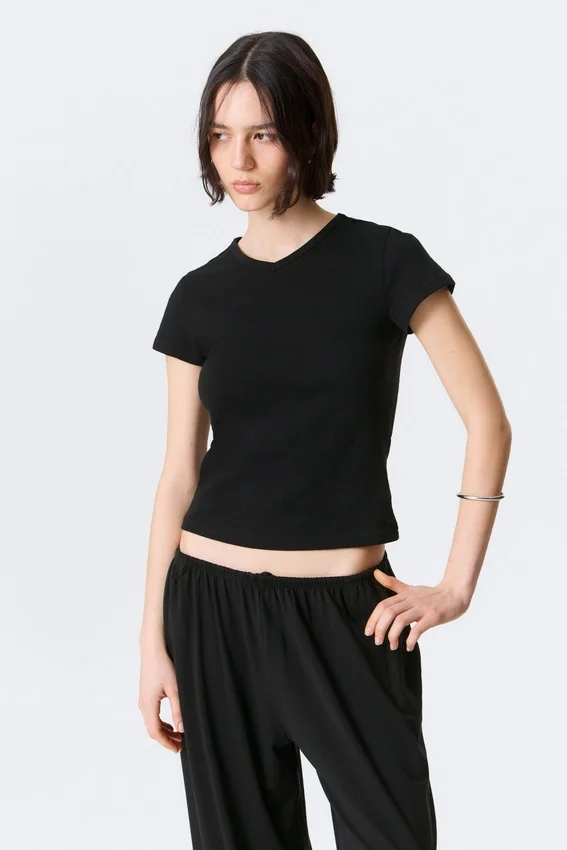 Slim Short-Sleeved V-Neck T-Shirt – Black Slim Short-Sleeved V-Neck T-Shirt – Black
