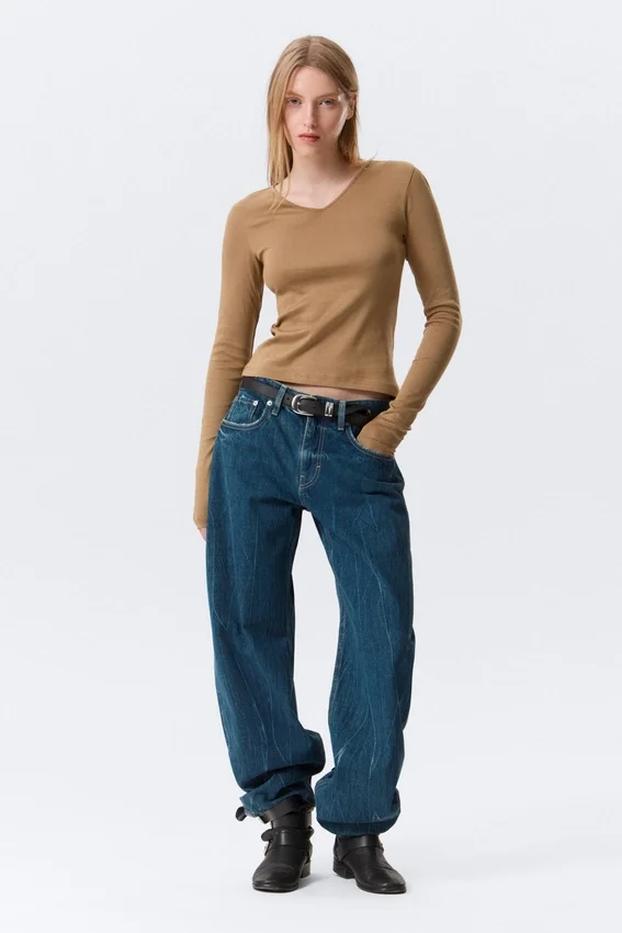 Slim V-Neck Long-Sleeved Top – Dark Beige Slim V-Neck Long-Sleeved Top – Dark Beige