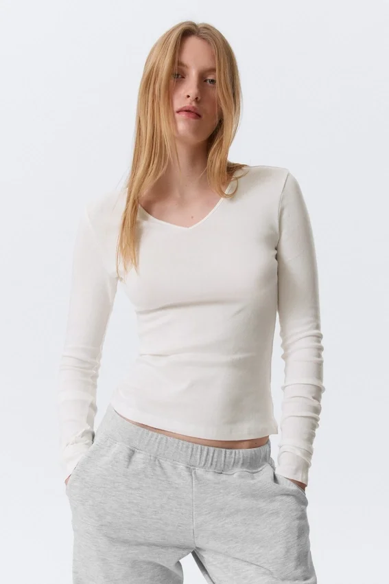 Slim V-Neck Long-Sleeved Top – Off-White Slim V-Neck Long-Sleeved Top – Off-White