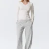 Slim V-Neck Long-Sleeved Top – Off-White Slim V-Neck Long-Sleeved Top – Off-White