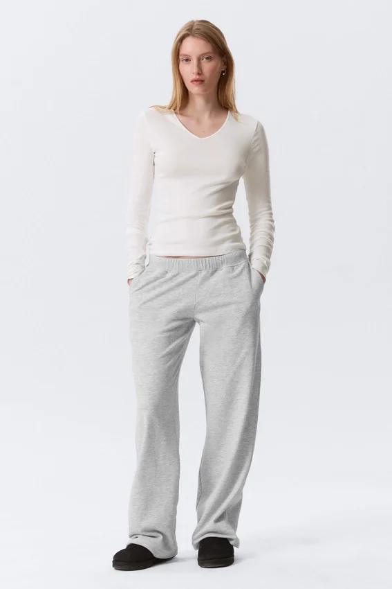 Slim V-Neck Long-Sleeved Top – Off-White Slim V-Neck Long-Sleeved Top – Off-White