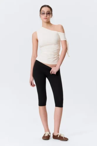 Soft Mid Rise Capri Leggings – Black