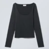 Tea Scoop Neck Long Sleeve Top – Black Tea Scoop Neck Long Sleeve Top – Black
