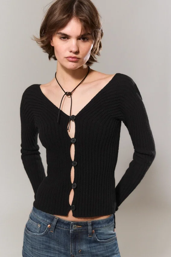 Tight Knitted V-Neck Cardigan – Black Tight Knitted V-Neck Cardigan – Black