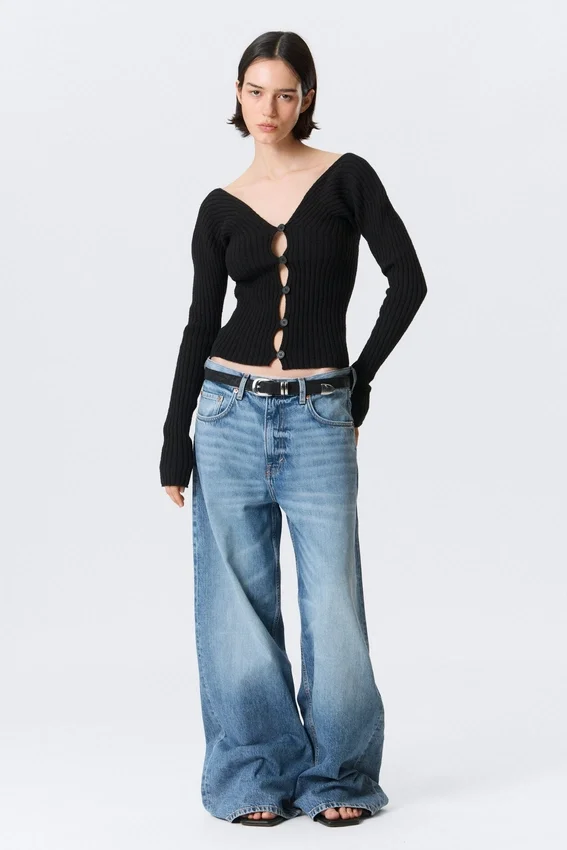 Tight Knitted V-Neck Cardigan – Black Tight Knitted V-Neck Cardigan – Black