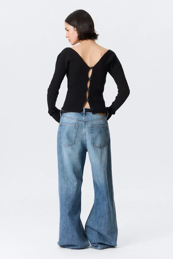 Tight Knitted V-Neck Cardigan – Black Tight Knitted V-Neck Cardigan – Black