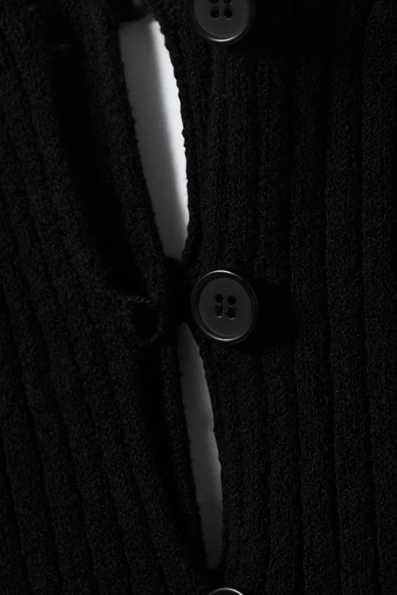 Tight Knitted V-Neck Cardigan – Black Tight Knitted V-Neck Cardigan – Black